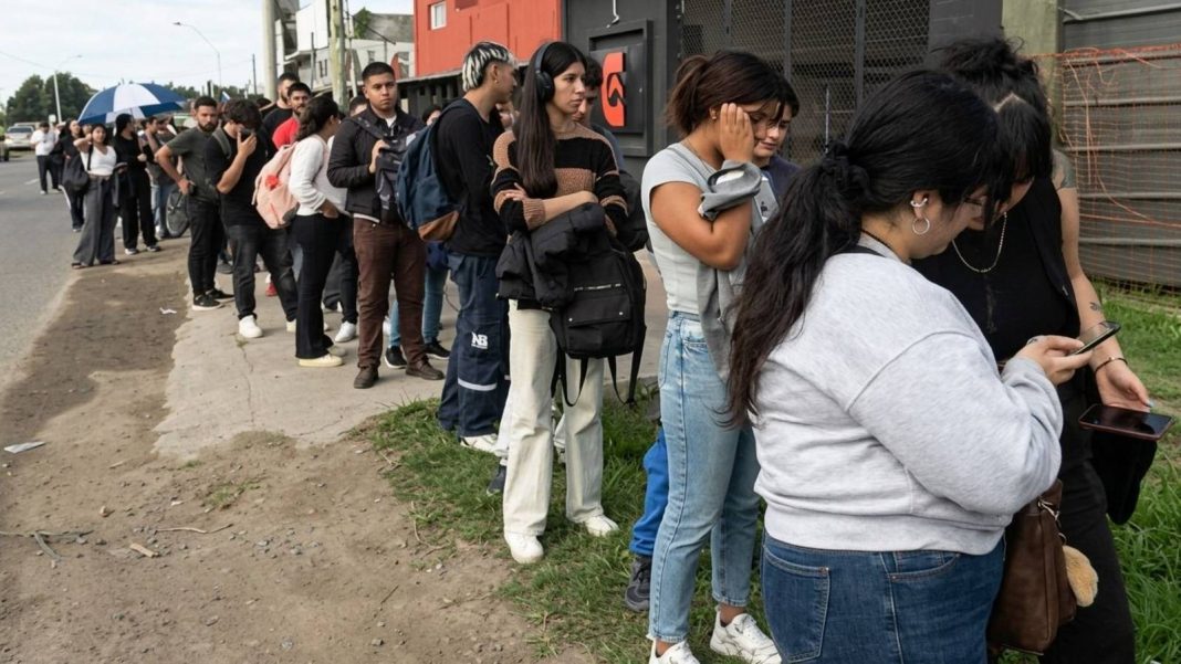 Más de 800 mil personas sumadas a la precariedad: los números que exponen el impacto del plan económico de Milei en el trabajo Más de 800 mil personas sumadas a la precariedad: los números que exponen el impacto del plan económico de Milei en el trabajo