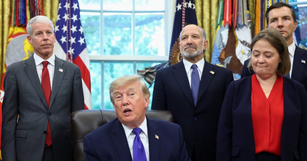 Trump anuncia una inversión de USD 15.000 millones para construir una planta siderúrgica en Iowa