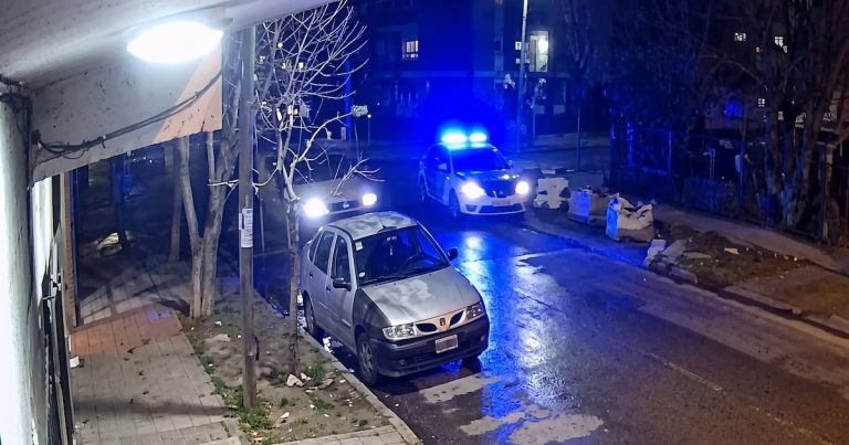 La Matanza: dos delincuentes escapaban en una moto robada, chocaron contra un patrullero y uno murió atropellado por otro móvil