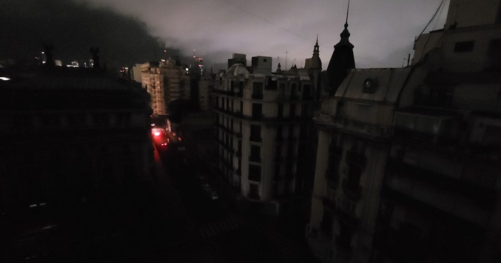 Apagón masivo en el AMBA: investigan si la falla de un interruptor clave generó el corte que dejó sin luz a 600.000 usuarios