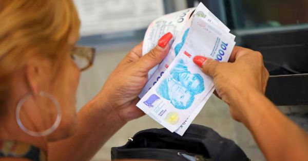 Cómo se divide el pago de los dos bonos para jubilados en octubre