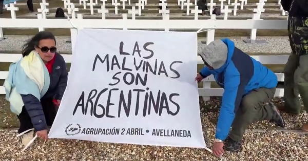 Ex combatientes regresaron a Malvinas para rendir homenaje a los caídos y desplegaron la bandera inspirada en la Selección Argentina Ex combatientes regresaron a Malvinas para rendir homenaje a los caídos y desplegaron la bandera inspirada en la Selección Argentina