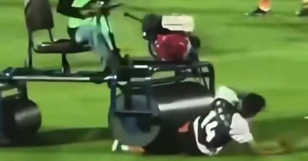 Escalofriante accidente de Andros Townsend: un rodillo lo embistió y pasó por encima de su pierna