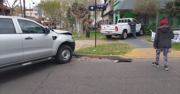 Choque entre dos vehículos terminó con una camioneta incrustada en una vivienda en Quilmes Oeste