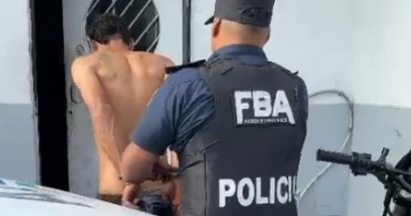 Capturaron a un motochorro tras dramática persecución: en el camino descartó un morral con una pistola cargada y municiones