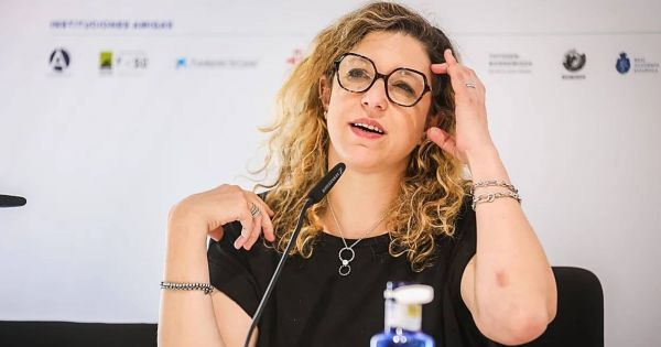 El embajador argentina en España exige un desagravio a la escritora Ariana Harwicz excluida de un festival