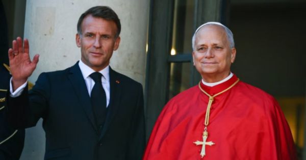 León XIV llegó a Francia para una gira de cuatro días