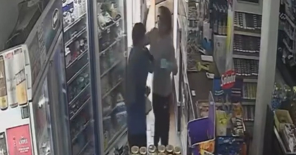 Video: así la dueña de un almacén echó a trompadas y patadas en el trasero a un ladrón "goloso"