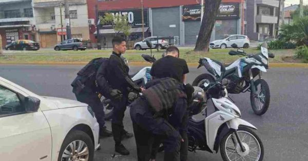 Detuvieron a dos jóvenes que circulaban con patentes robadas en Bernal