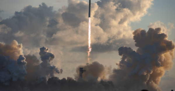 Starship alcanzó la órbita terrestre por primera vez y logró amerizar con éxito