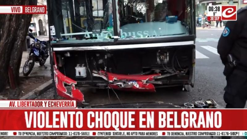 Violento choque entre un colectivo y un auto en Belgrano: un herido con politraumatismos