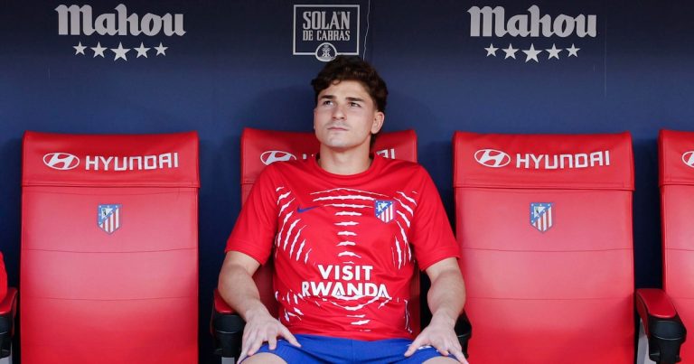 De los silbidos a los aplausos: el cambio del público del Atlético de Madrid con Julián Álvarez y el golazo que le sacaron en la línea