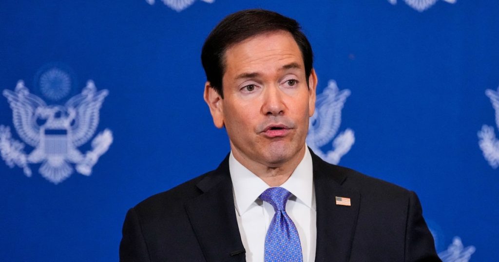 Marco Rubio calificó de “muy serio” el incidente en una base de EEUU en Reino Unido y dijo que hubo un “actor extranjero”