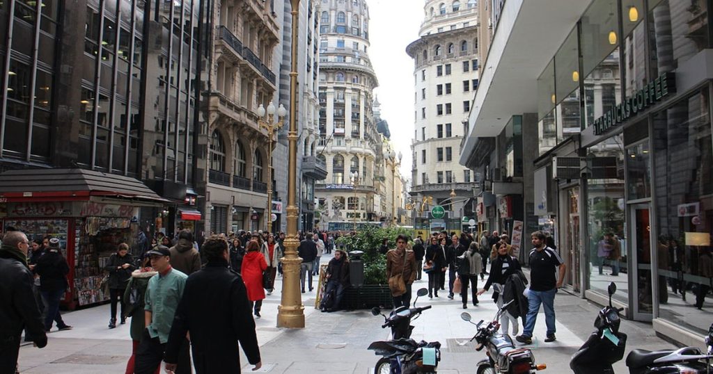 Caminaba por calle Florida, tropezó con una baldosa floja y se fracturó: 14 años después, la Justicia ordenó indemnizarla