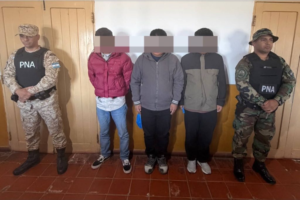 Detuvieron y deportaron a tres ciudadanos chinos que habían ingresado ilegalmente al país: los denunció un remisero