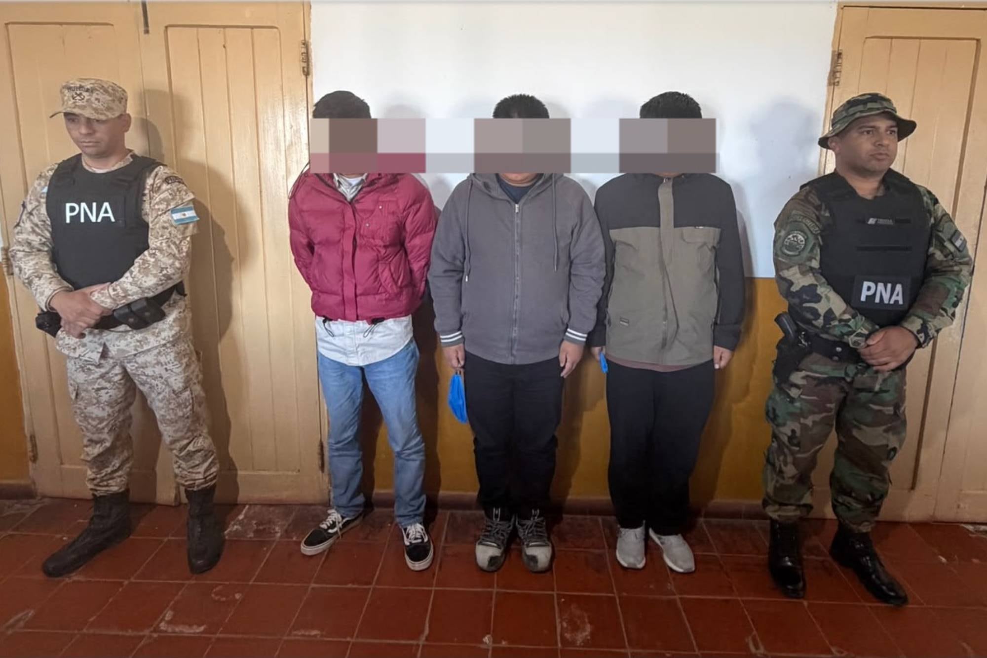 Detuvieron y deportaron a tres ciudadanos chinos que habían ingresado ilegalmente al país: los denunció un remisero