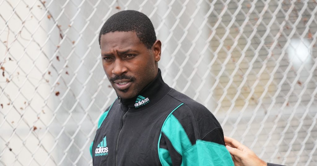 El exjugador de la NFL Antonio Brown aceptó un acuerdo para evitar la cárcel por intento de asesinato, pero la jueza pidió más tiempo