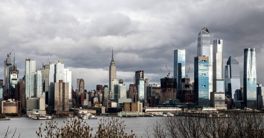 Nueva York recibe la orden de reiniciar la implementación del impuesto a las segundas residencias tras el fallo de un juez