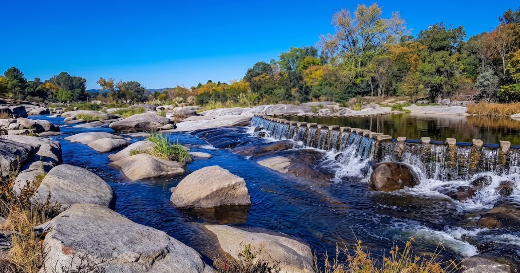 Tiene apenas 615 habitantes, pero recibe miles de turistas en verano: la pequeña localidad cordobesa con ollas naturales Tiene apenas 615 habitantes, pero recibe miles de turistas en verano: la pequeña localidad cordobesa con ollas naturales