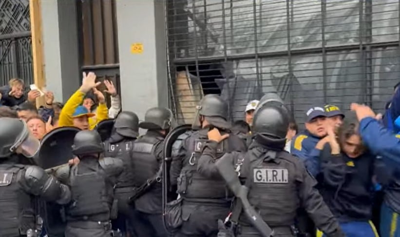 Incidentes en el ingreso de los hinchas de Boca al estadio Gigante de Arroyito