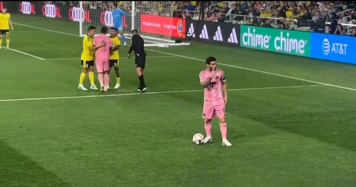 La secuencia que no se vio del espectacular gol de tiro libre de Messi: de la furia con el juez de línea a su desafiante festejo