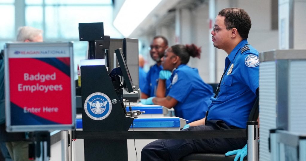 La TSA retira las sillas de los controles de seguridad en los aeropuertos y obliga a los agentes a permanecer de pie