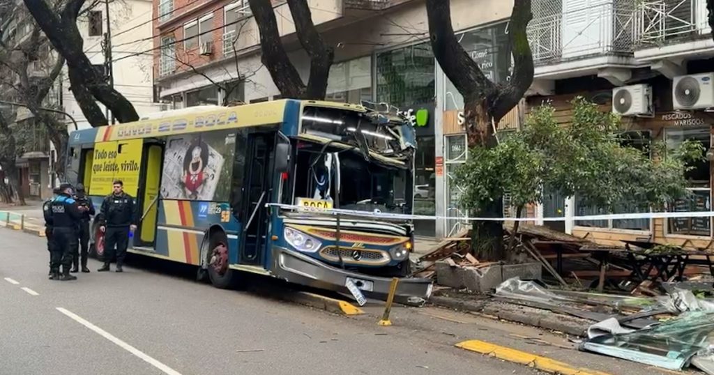 Un colectivo terminó arriba de la vereda en pleno Palermo luego de que se descompensara su conductor