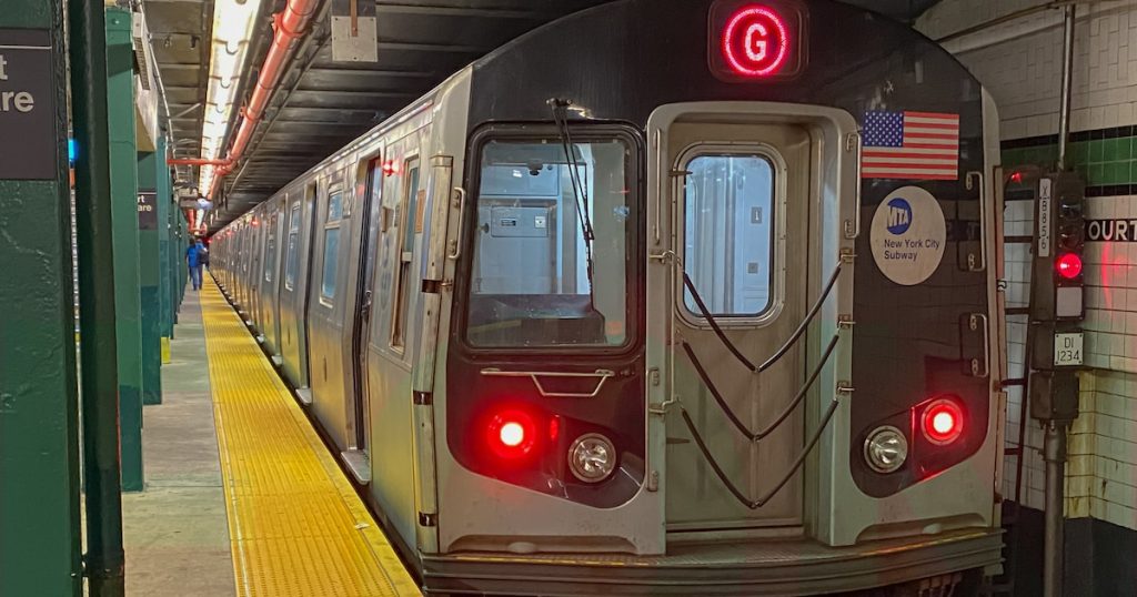 Un pasajero del metro de Nueva York murió en Brooklyn cuando su bolso quedó atrapado en las puertas del tren