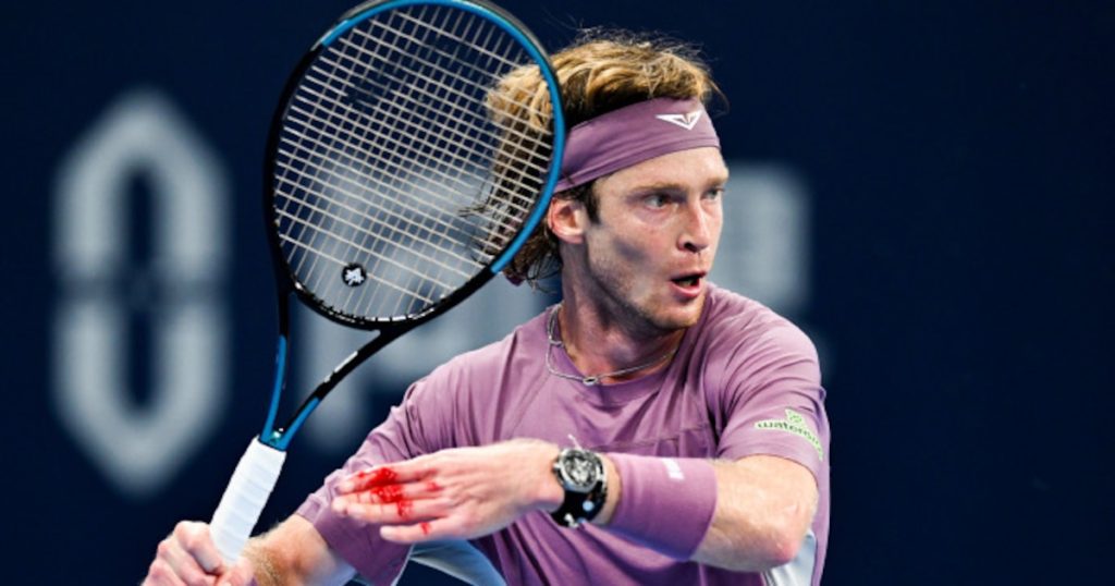 El ataque de furia de una figura del tenis: golpeó su mano contra una caja y terminó con los dedos cubiertos de sangre