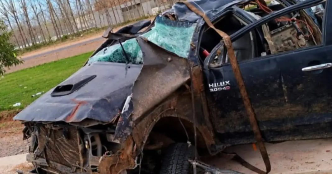 Una camioneta se salió de la ruta y dio varios tumbos: dos personas murieron y otras dos sufrieron heridas graves