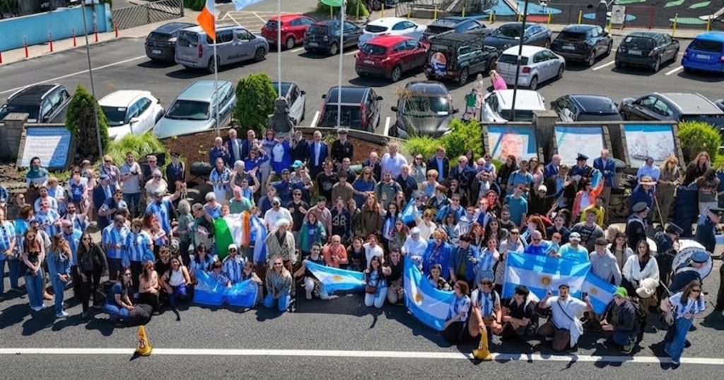 El pueblo europeo que ama a la Argentina, organiza una fiesta en su honor y en donde la bandera flamea por todos los rincones