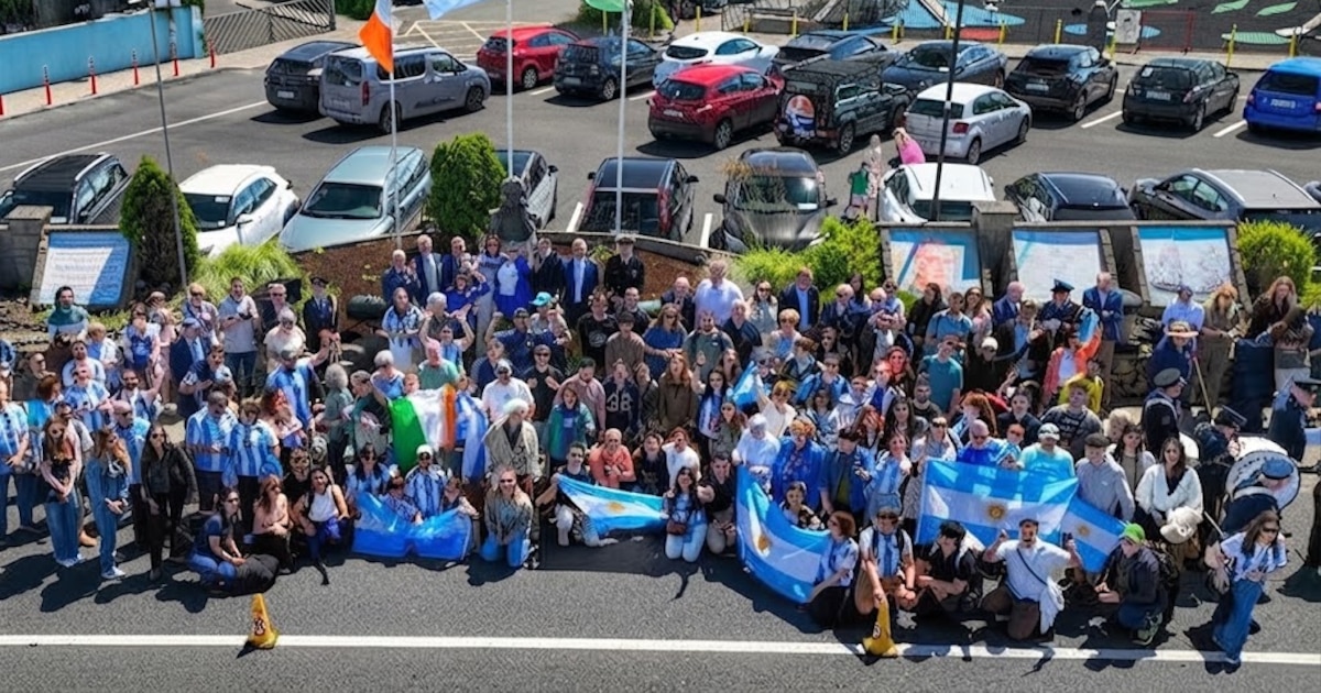 El pueblo europeo que ama a la Argentina, organiza una fiesta en su honor y en donde la bandera flamea por todos los rincones