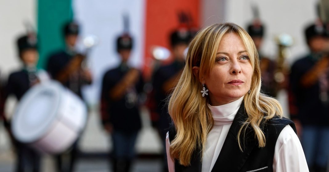 Meloni quiere prohibir el uso de burkas y limitar el número de estudiantes extranjeros en las aulas: “Es impensable que los niños italianos se sientan acorralados por ser minoría” Meloni quiere prohibir el uso de burkas y limitar el número de estudiantes extranjeros en las aulas: “Es impensable que los niños italianos se sientan acorralados por ser minoría”