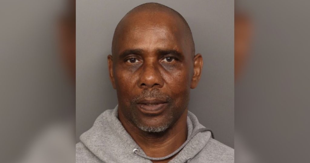Un depredador sexual condenado por violación y abuso infantil escapa en San Diego tras manipular su monitor GPS