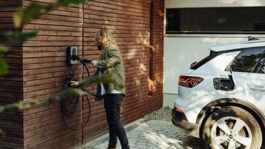Qué hacer si se traba el cargador de un auto eléctrico y cómo destrabarlo sin dañarlo