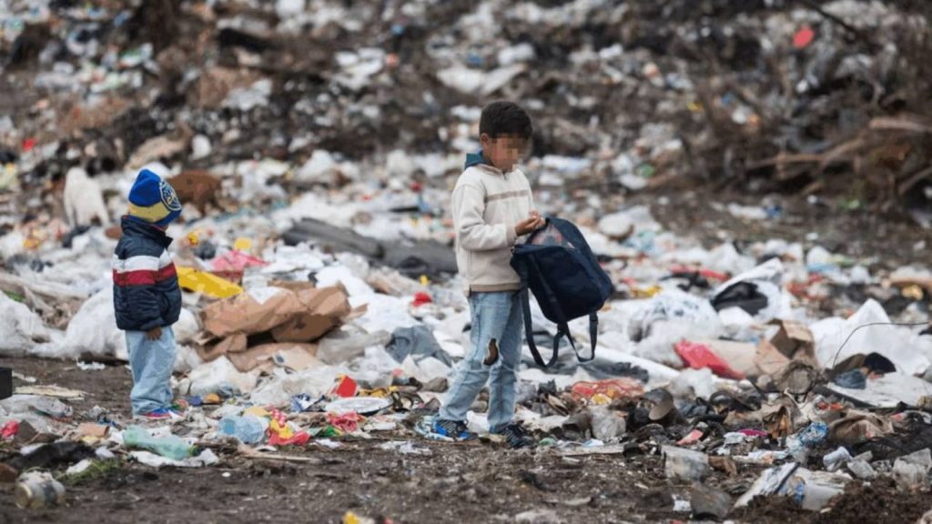 Las consecuencias del ajuste de Milei: la pobreza, el abandono de los niños y la caída en jubilaciones
