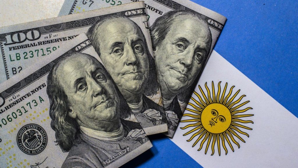 En agosto, los argentinos compraron más dólares que los que generaron cuatro sectores clave de la economía