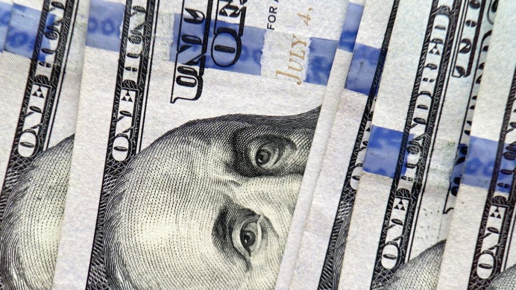El dólar mayorista retrocedió tras cuatro subas al hilo, pero se consolidó por encima de los $1.520