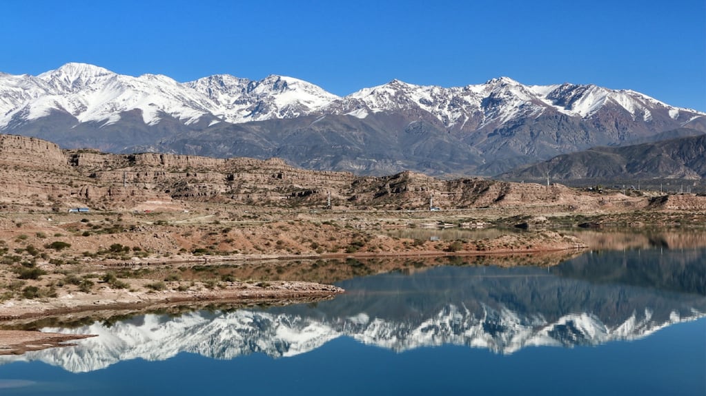 Hay 32.500 habitantes y está rodeada de 800 volcanes: la ciudad de Mendoza con 3 lagunas y atractivos naturales, ideal para ir en el verano 2027