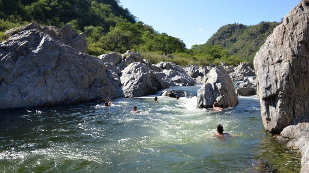 Tiene 10.500 habitantes y un río con ollas naturales: el pueblo de Córdoba con cascadas, playas y un dique de 440 hectáreas, a 170 kilómetros de la capital