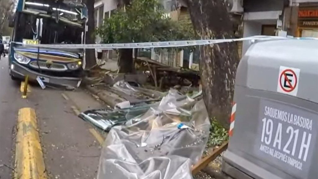 Un colectivo perdió el control, se subió a la vereda y atropelló a cuatro personas en plena avenida Coronel Díaz