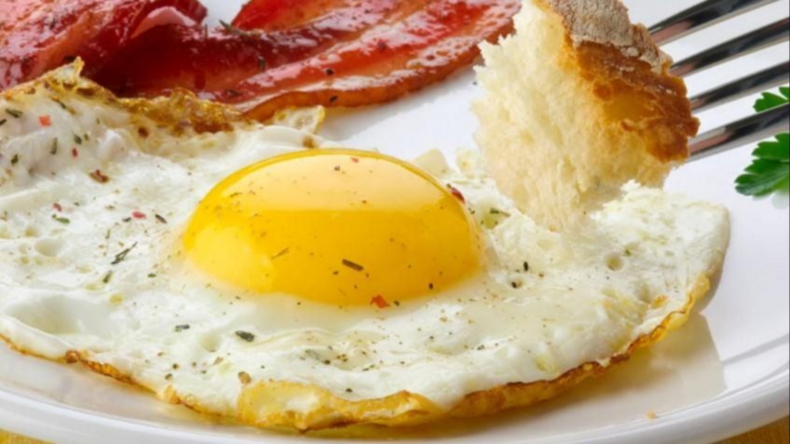 El secreto en el que coinciden los chefs: “Para huevos fritos más tiernos, reemplazá parte del aceite por unas gotas de agua”
