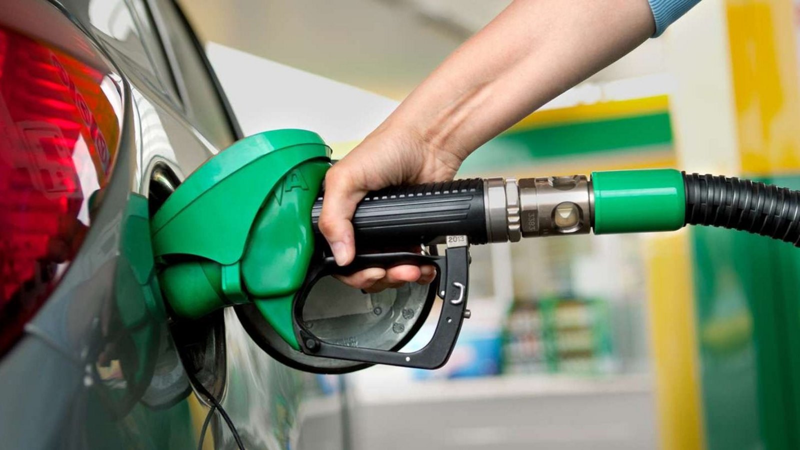 El petróleo toca su máximo en cinco meses y presiona a los precios de la nafta
