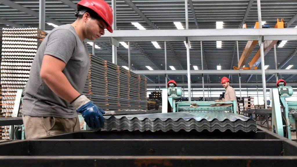 El ajuste que no se ve: radiografía de las empresas que sobreviven a costa de achicarse