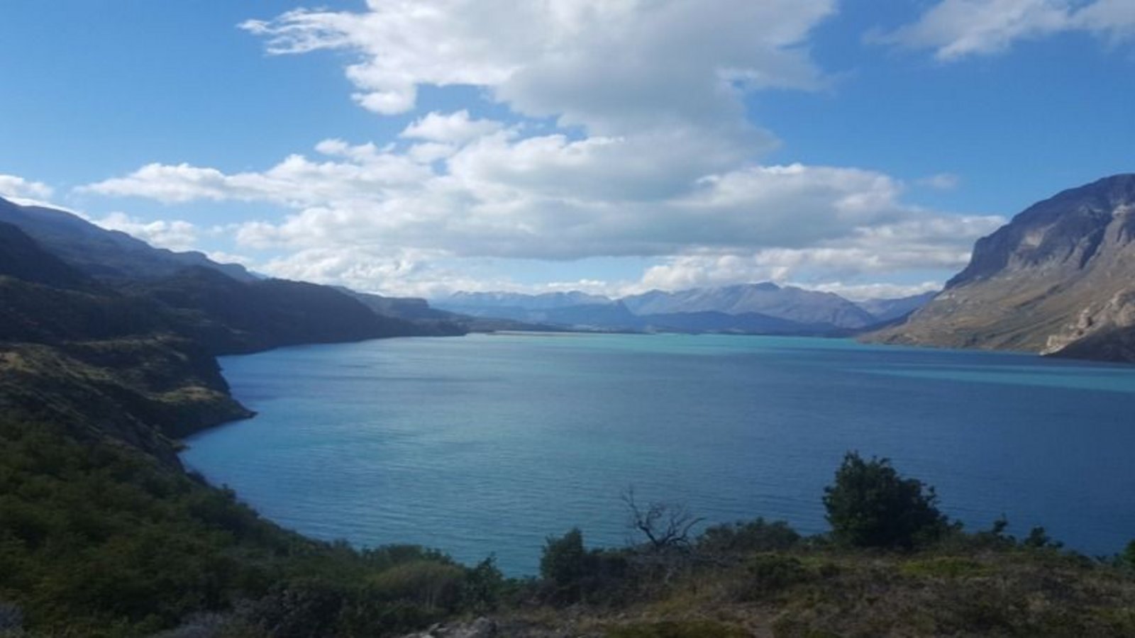 Una pista de aterrizaje y un nuevo Lago Escondido ponen en jaque la soberanía nacional