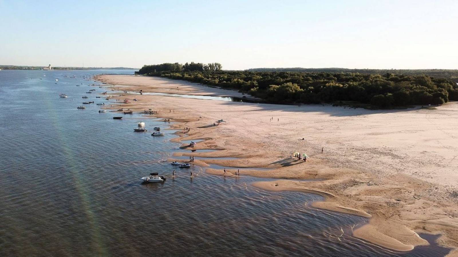 Parece el Caribe pero queda en Entre Ríos: el increíble pueblo fabril con playas que pocos conocen