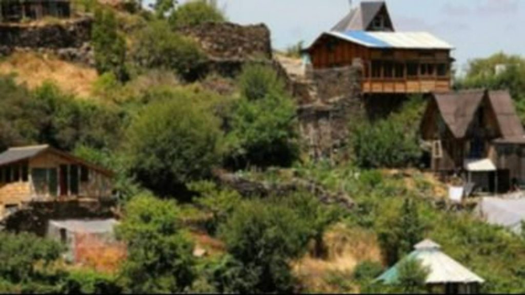 Quedó desierto, lo ocuparon en 1989 y hoy funciona con sus propias leyes: la increíble historia de un pueblo sustentable