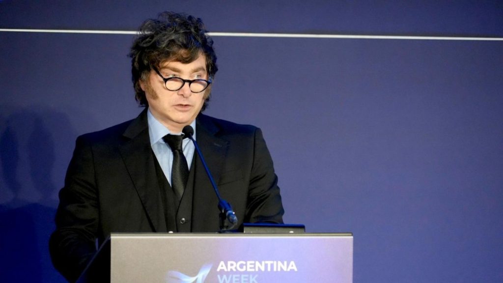Javier Milei viaja hoy a Europa y expondrá en un encuentro de la derecha