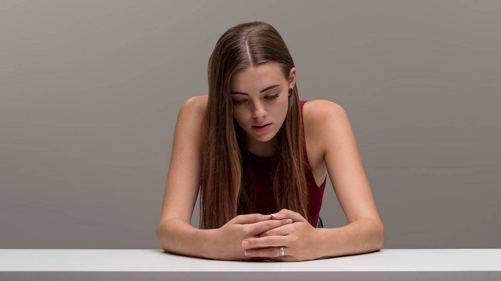 ¿Por qué bajamos la mirada al hablar? La psicología revela el verdadero motivo
