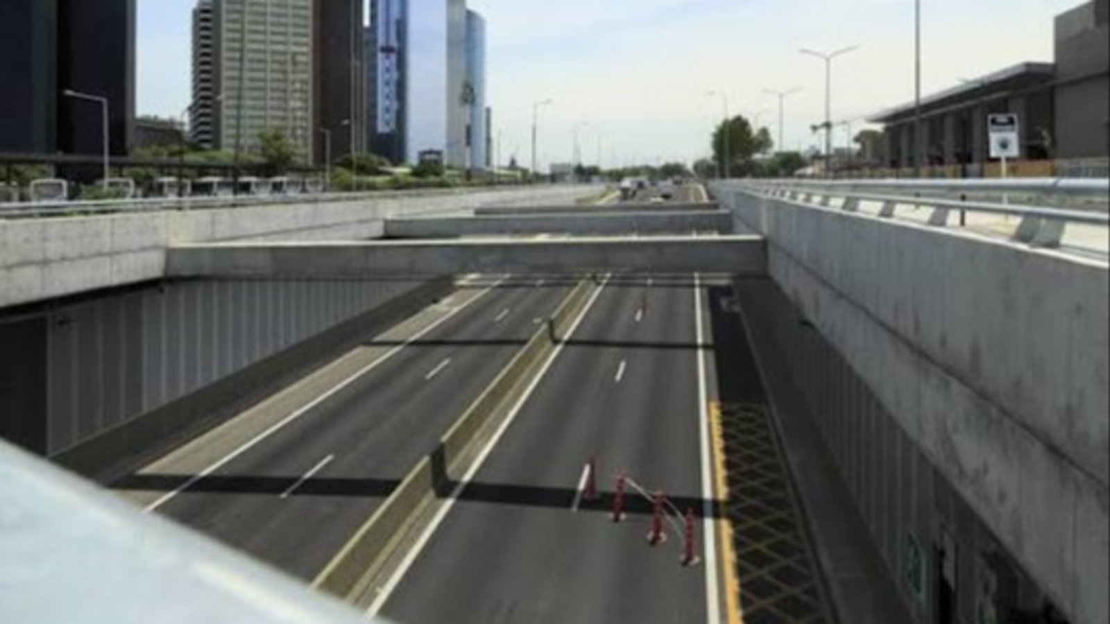 Cuándo se puede pasar en auto por el Paseo del Bajo de la Ciudad de Buenos Aires